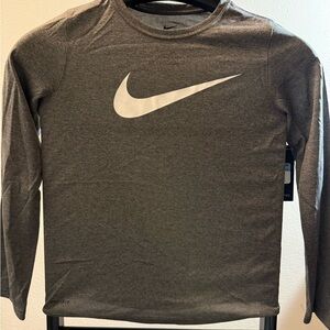 ⭐️ 3/$20 NWT Boys Nike legend long Sleeved Tee Gray Heather Dri-fit Size M